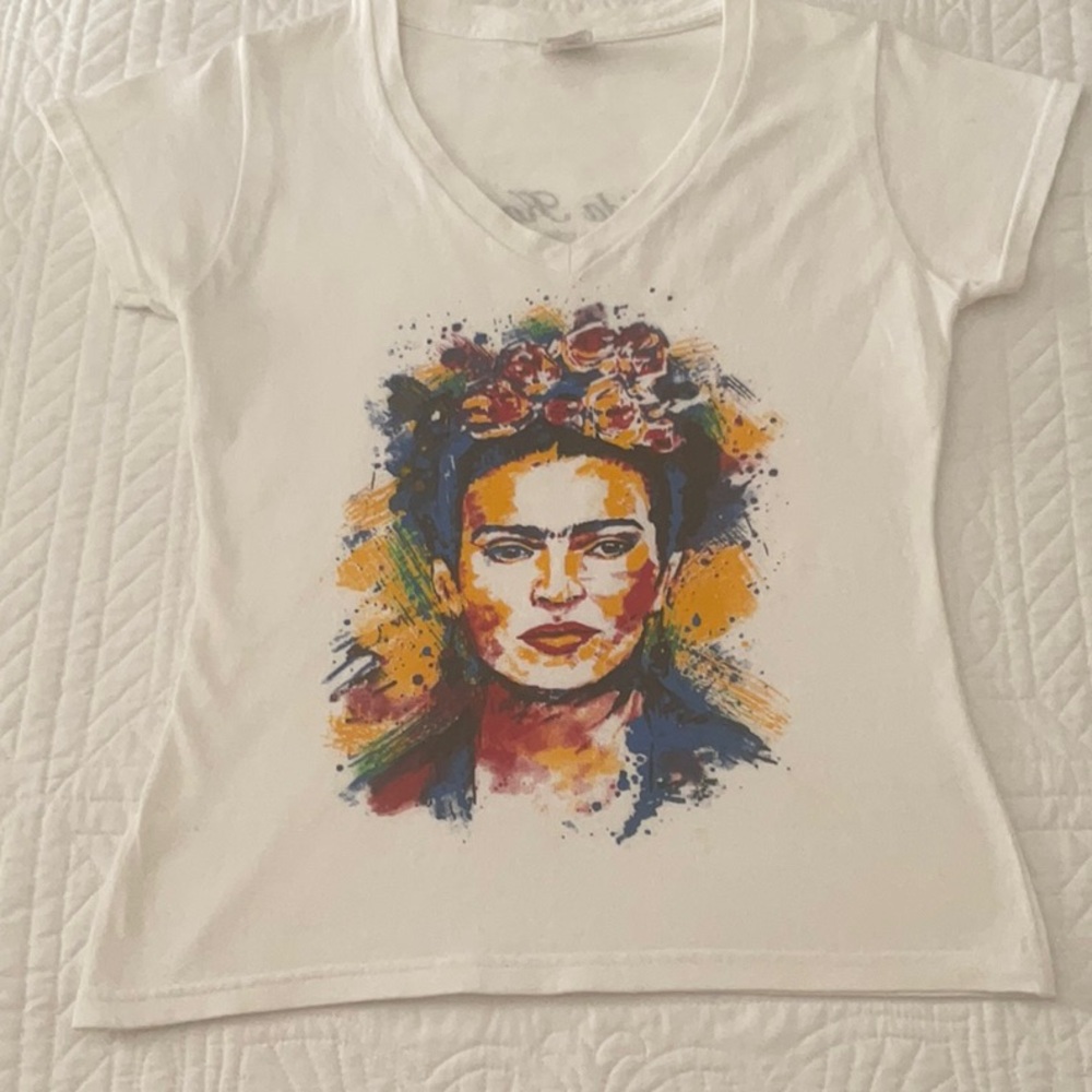 Yazbek Ella Frida V Neck Tee Shirt  Short Sleeve  White. Medium